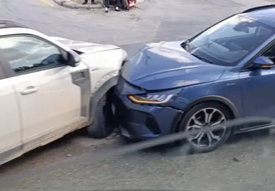 Eskişehir'de Maddi Hasarlı Kaza Anı Araç İçi Kamerasına Yansıdı
