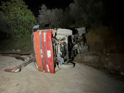 Bursa Mudanya'da Devrilen İş Makinesinde Sıkışan Sürücü Kurtarıldı