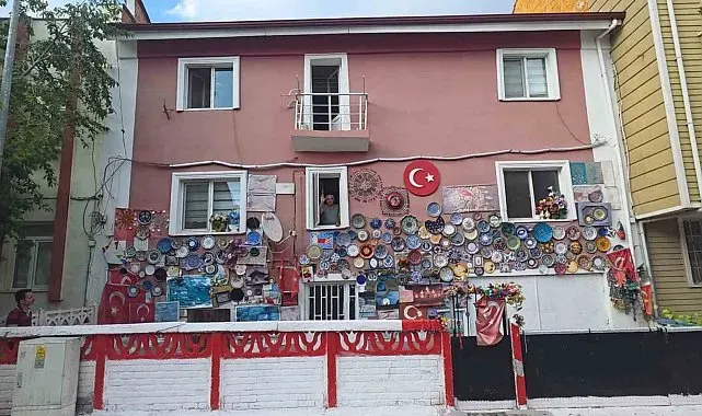 Evinin dış cephesini Kütahya'ya özgü çini tabaklarla kapladı
