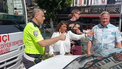 Antalya'da Alman Turiste Trafik Şoku: Yayaya Yol Verdi, Arkadan Çarpan Minibüs Şoförü Suçlamaya Çalıştı