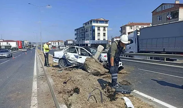 Bafra'da otomobil aydınlatma direğine çarptı, sürücü yaralandı
