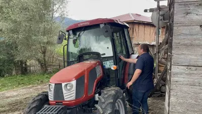 Doğuştan Görme Engelli Çiftçinin Yaşam Azmi: Traktör Sürüyor, Tarlada Çalışıyor