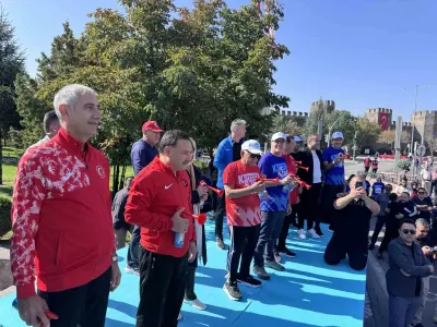 Kayseri 6. Yarı Maratonu Halk Koşusu Protokolün Katılımıyla Başladı