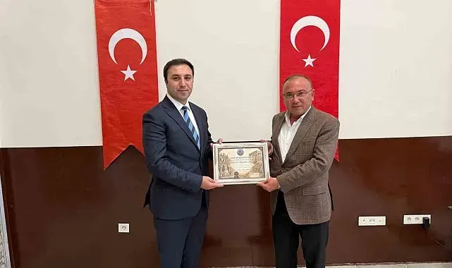 Çavdarhisar Kaymakamı Murat Ak'a Fahri Hemşehrilik Beratı
