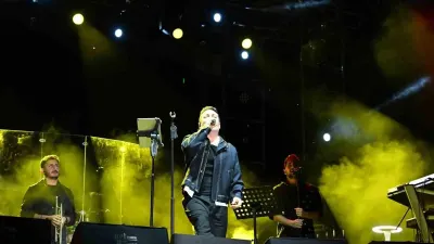 Oğuzhan Koç Edirne Konserinde Sahne Önünde Sigara İçen Seyirciye Tepki Gösterdi