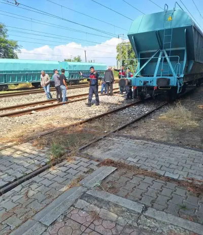 Eskişehir'de Faciadan Dönüldü: Vagonun Üzerine Çıkan Baba ve Oğluna Elektrik Çarptı