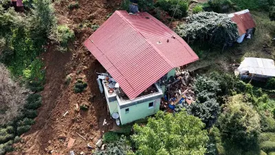 Rize'de Heyelan Dehşeti: Evleri Balçıkla Dolan 6 Kişilik Aile Pencereden Son Anda Kurtarıldı