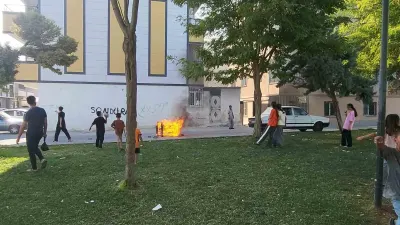 Şanlıurfa'da Tehlikeli Eğlence: Sokakta Ateşe Verdikleri Koltuğu Taş ve Şişelerle Söndürmeye Çalıştılar