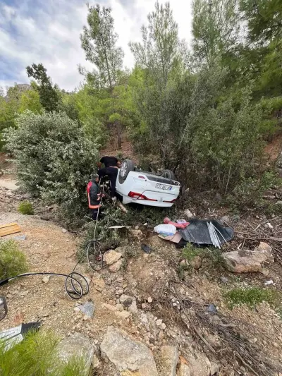 Mersin'de Seyir Halindeki Otomobil Şarampole Devrildi: 1 Ağır Yaralı