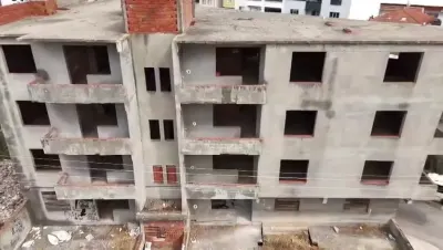 Karacabey'de 30 Yıldır Tamamlanmayan Atıl Bina Tehlike Saçıyor
