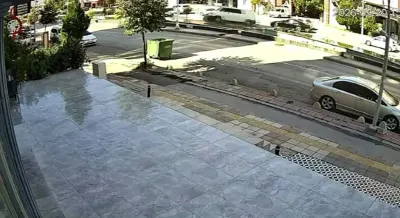 Malatya'da Minibüs Karşı Şeride Geçti, Motokurye Saniyelerle Kurtuldu