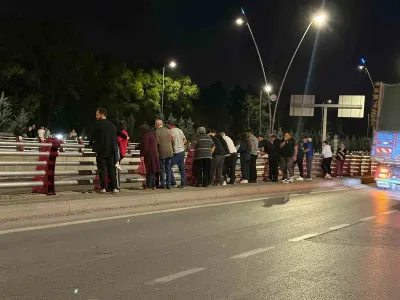 Kayseri'de Üç Otomobilin Karıştığı Zincirleme Kazada İki Sürücü Yaralandı