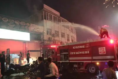 Cizre’deki Galibiyet Kutlamalarında Havai Fişek Faciası: 3 İş Yeri ve 1 Araç Yandı, İtfaiye Eri Yaralandي