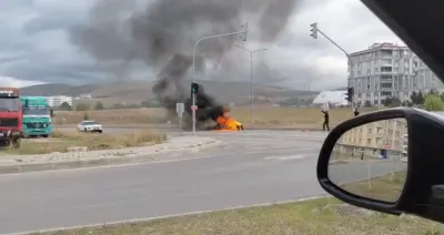 Bayburt'ta seyir halindeki kamyonetin kasasında taşınan jeneratör alev alev yandı