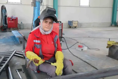 Erzurum'da Kadın Kaynak Ustası 30 Yıldır Ekmek Parasını Demir Tozundan Çıkarıyor