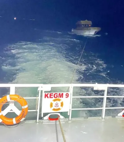 Çanakkale Boğazı'nda Sürüklenen Tekne Kurtarıldı