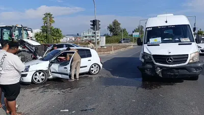 Antalya Manavgat'ta Tur Minibüsü ile Otomobil Çarpıştı: 2 Yaralı