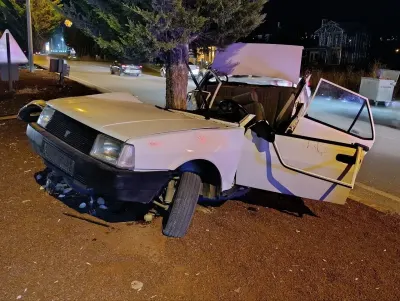 Beyşehir'de TOFAŞ Otomobil Ağaca Çarptı: 1'i Ağır 2 Yaralı