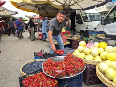 Eskişehir'de Sonbaharda Çilek Sürprizi: Tezgahlar Kapış Kapış Satılıyor