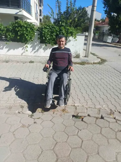 Eskişehir'de Bozulmuş Kaldırım Engelli Vatandaşları Mağdur Ediyor