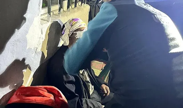 Kars'ta UMKE zorlu araziyi aştı; Yaylada yaralanan 81 yaşındaki vatandaş kurtarıldı