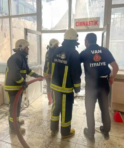 Van'da Yıkımı Süren Spor Merkezinde Yangın Çıktı