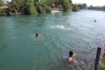 Adana'da Sıcaklık 40 Dereceyi Buldu: Çocuklar Sulama Kanalında Tehlikeli Şekilde Serinliyor
