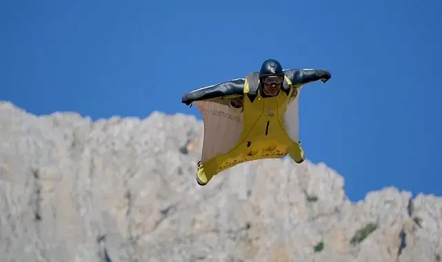 Kemaliye'de wingsuit sporcularından nefes kesen atlayışlar
