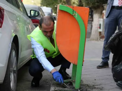 Vali M. Fırat Taşolar Iğdır'da sahaya inip fırça ve faraşla sokakları temizledi