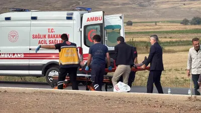 Sivas'ta İki Otomobil Kavşakta Çarpıştı: 4 Kişi Yaralandı