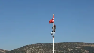Kilis'te Tarihi Kalede Anlamlı Davranış: Direğe Dolanan Türk Bayrağını Düzeltmek İçin Tırmandı