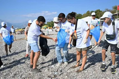 Antalya'da Dünya Kıyı Temizliği Günü'nde Konyaaltı Sahili'nde Temizlik Yapıldı