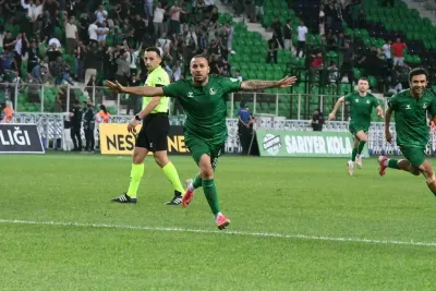Sakaryaspor’dan 10 Sezon Sonra Tarihi Başlangıç ve 3'te 3 Liderlik