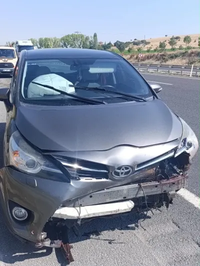 Sivrihisar'da Yola Çıkan Koyuna Çarpan Otomobil Kazasındakiler Kurtuldu: 1 Yaralı