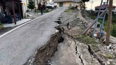 Rize'de Heyelan Korkusu: Fıçıtaşı Mahallesi'nde Yol Çöktü