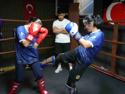 Kastamonu'da Anne ve İki Kızı Aynı Ringde Şampiyonluk İçin Ter Döküyor