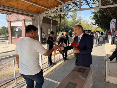 Fırat Üniversitesi Rektörü Prof. Dr. Göktaş Öğrencileri Çiçeklerle Karşıladı