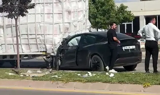 Dorseye çarpan Tesla hurdaya döndü: 1 yaralı