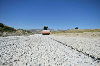 Manisa Selendi'de 26 Yıl Sonra İlk Kez Asfalt Çalışması Başlatıldı