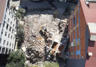 Küçükçekmece'de Kentsel Dönüşüm Yıkımında Korkutan Kaza: Beton Blok İş Makinesine Devrildi