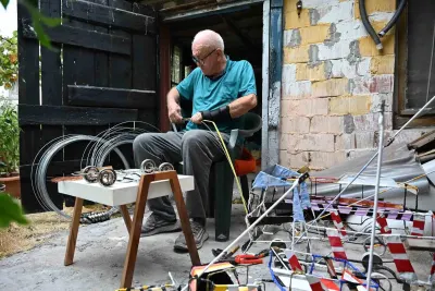 Manisalı 69luk Dededen Hurda Rulman ve Tellerle Nostaljik Oyuncak Araba Üretimi