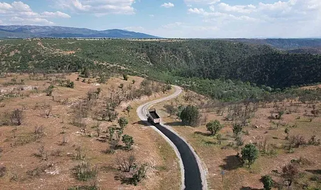 Uşak'ta köy yollarında asfalt serme çalışmaları sürüyor