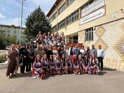 Afyonkarahisar Cumhuriyet Anadolu Lisesi Mezunları 40 Yıl Sonra Aynı Bahçede Buluştu