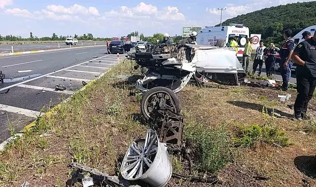 Konya'da refüje çarpan otomobil hurdaya döndü: 3 yaralı