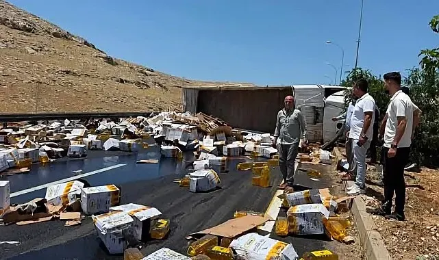 Devrilen tırdaki yağ bidonları yola savruldu
