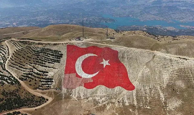 Dünyanın en büyük Türk bayrağı yeniden eski görkemine kavuştu