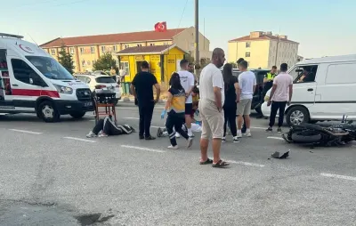 Keşan'da Otomobil ile Motosiklet Çarpıştı: 2 Kişi Yaralandı