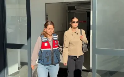 Ünlü Oyuncu Afra Saraçoğlu Uyuşturucu Soruşturmasında Gözaltına Alındı ve Sağlık Kontrolünden Geçirildi
