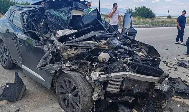 Kamyonete çarpan otomobil hurdaya döndü: 1 yaralı