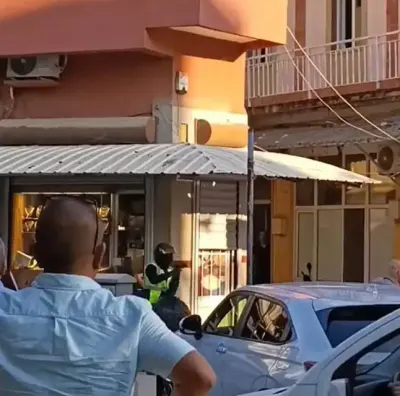 Manisa'da Kuyumcuda Silahlı Soygun Girişimi: Esnaf Suçluyu Yere Serdi, 2 Yaralı